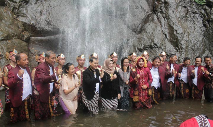 Bupati Novi dan Wakil Bupati Nganjuk Marhaen mandi bersama Forkopimda di bawah siraman Air Terjun Sedudo. foto: BAMBANG/ BANGSAONLINE