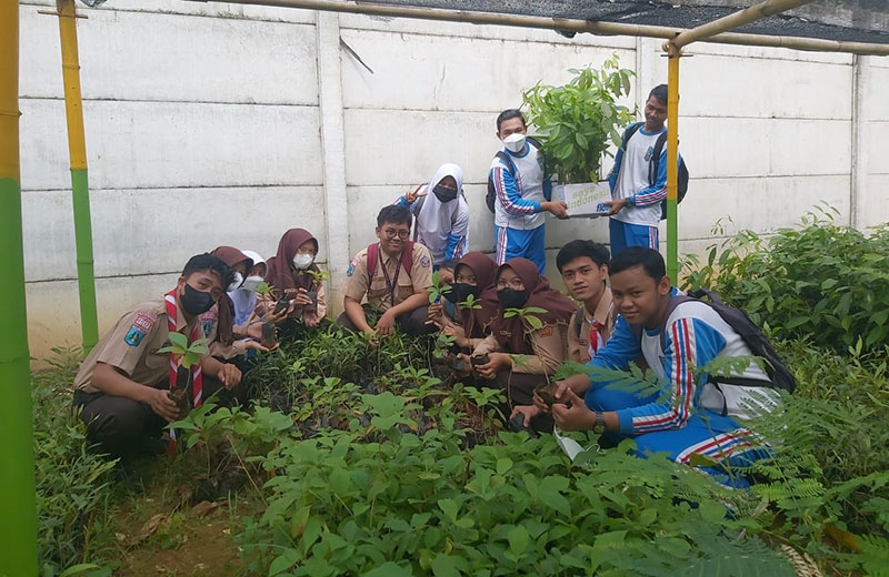 Suasana ketika Resacita SMAN 1 Pamekasan saat menghijaukan lingkungannya.