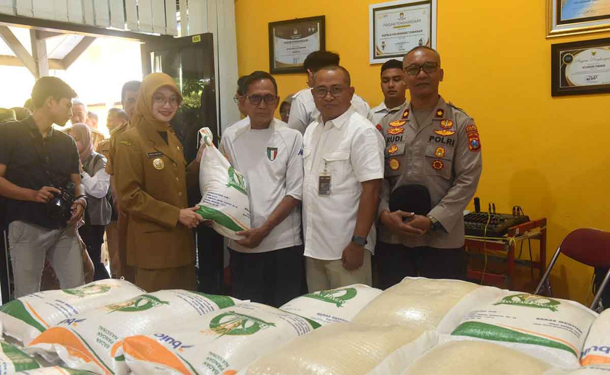 Wali Kota Kediri bersama Pimpinan Perum Bulog Cabang Kediri saat menyerahkan bantuan secara simbolis. Foto: Ist 