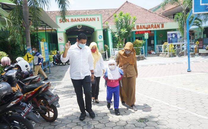 Wali Kota Kediri Abdullah Abu Bakar saat menjemput Qafisha Malia Rahmadani di sekolahnya SD Banjaran 5, Kota Kediri. foto: ist.