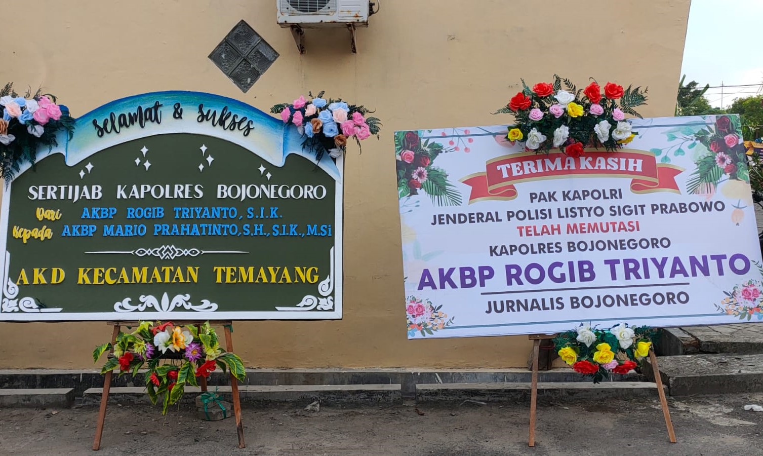 Karangan bunga dari para wartawan Bojonegoro sebagai bentuk bahagia atas dimutasinya AKBP Rogib Triyanto dari jabatan Kapolres Bojonegoro.
