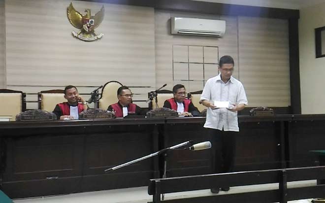 Terdakwa Sugeng Mujiadi, Eks Dirut PDAM Sidoarjo saat menjalani persidangan di Pengadilan Tipikor Jatim. 