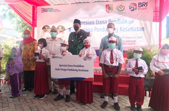 Wabup Jember Gus Firjoun menyerahkan bantuan secara simbolis kepada putra dan putri tenaga pendukung yang masih sekolah SD, SMP, dan SMA di RSD dr Soebandi.
