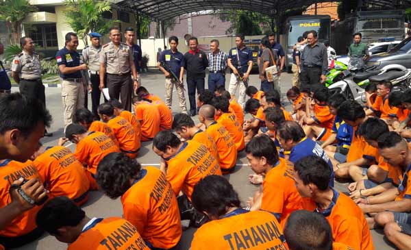 Kapolres Gresik, AKBP Ady Wibowo ketika ekspos para pelaku kejahatan.(foto: syuhud/ BANGSAONLINE)