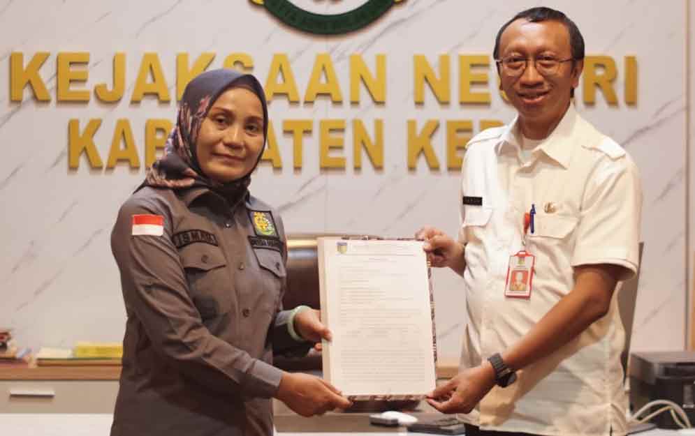 Kajari Kediri Ismaya Hera Wardanie saat menyerahkan MoU kepada Plt. Kadisperkim Kediri Irwan Candra Wahyu Purnama. (Ist)