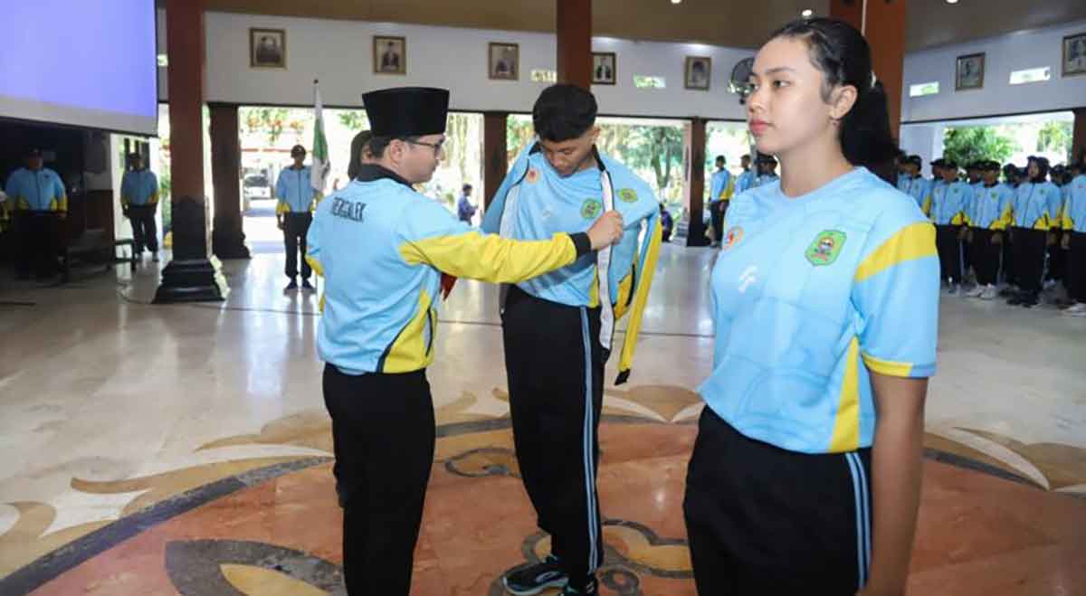 Bupati Trenggalek saat melepas keberangkatan atlet menuju Porprov IX Jatim 2025.
