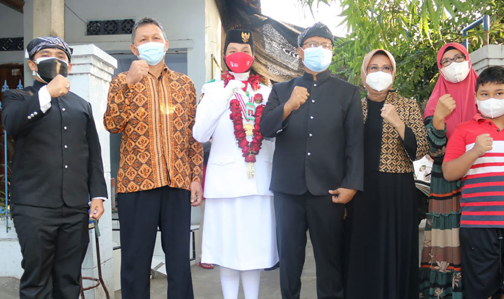 Anggita Larasati Suhartiwi, Anggota Paskibraka Nasional 2021 pembawa baki, disambut meriah saat tiba kembali di Kota Pasuruan, Sabtu (22/8/2021). foto: ist.