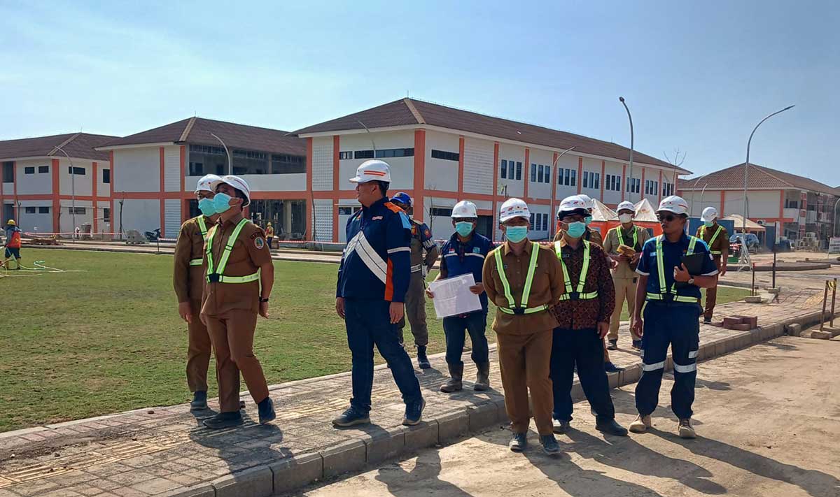 Wali Kota Pasuruan ketika meninjau progres pembangunan Sekolah Rakyat.