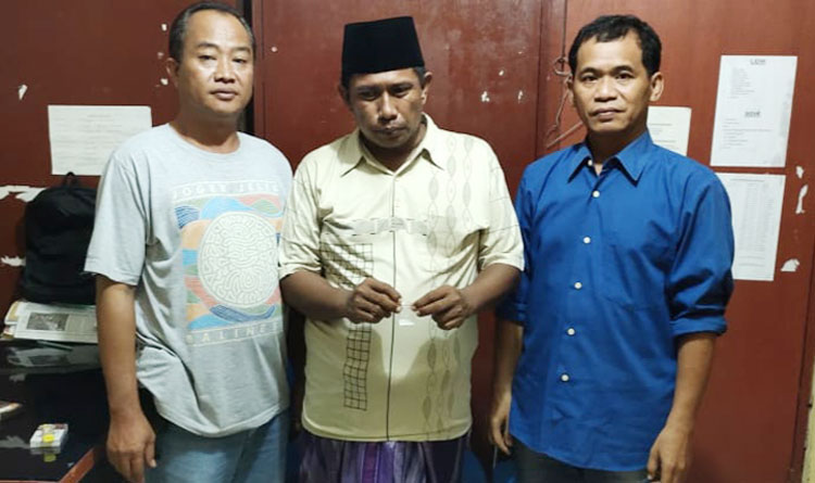 Tersangka SB (tengah), saat diamankan di Mapolsek Galis, Kabupaten Pamekasan.