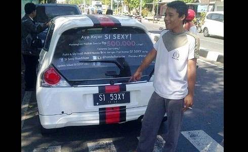 TILANG - Mobil dengan plat nomor S1 53XY ini akhirnya ditilang petugas satlantas Polres Mojokerto. (foto: ahmad gunadhi/BANGSAONLINE)