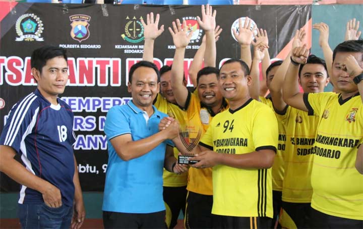 Tim Polresta Sidoarjo saat menerima piala.