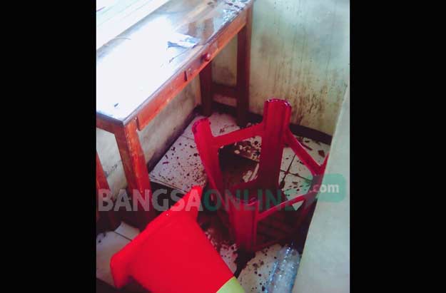 Tumpahan oli bekas nampak berceceran di dalam ruangan portal Desa Ngreco. foto: AKINA/ BANGSAONLINE