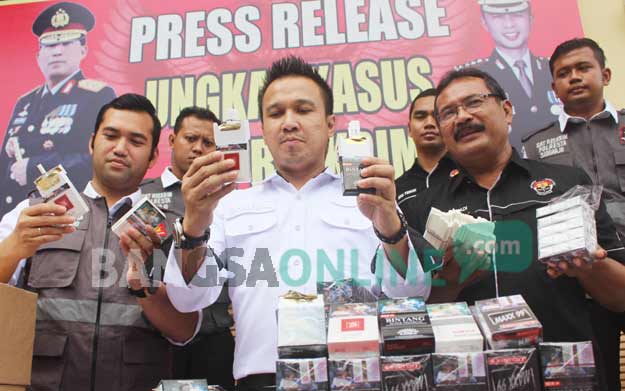 Kompol Manang Soebeti, Kasat Reskrim Polresta Sidoarjo saat menunjukkan barang bukti.