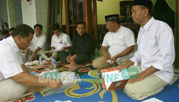 Para pengurus dan simpatisan Partai Gerindra Kota Kediri saat menunggu kedatangan tim verifikasi dari DPD Partai Gerindra Provinsi Jawa Timur. foto: arif kurniawan/ BANGSAONLINE