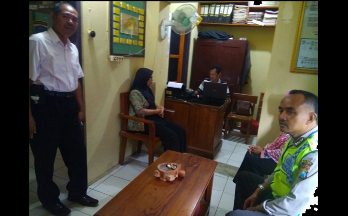 Korban Staf Kesejahteraan Masyarakat (Kesra) di Kantor Kecamatan setempat saat melapor di Mapolsek Bangilan.