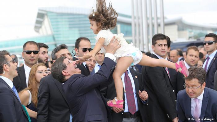 ?

PM Turki, Ahmet Davutoglu dalam upacara penyambutan sandera Turki yang ditahan ISIS.foto:repro dw.de