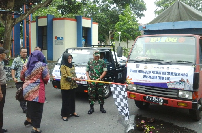 Dandim 0825 Ruli Nuryanto dan Peni Handayani saat melepas truk KPSH untuk menuju stan-stan pasar Bulog yang sudah disediakan.