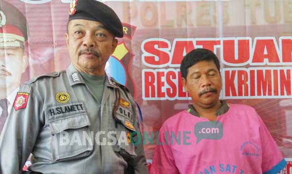 Tersangka saat dipamerkan di Mapolres Tuban. foto: suwandi/ BANGSAONLINE