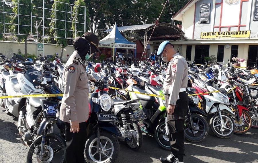 Sebanyak 113 unit motor yang hasil razia balap liar diparkir di halaman Mapolres Pamekasan.