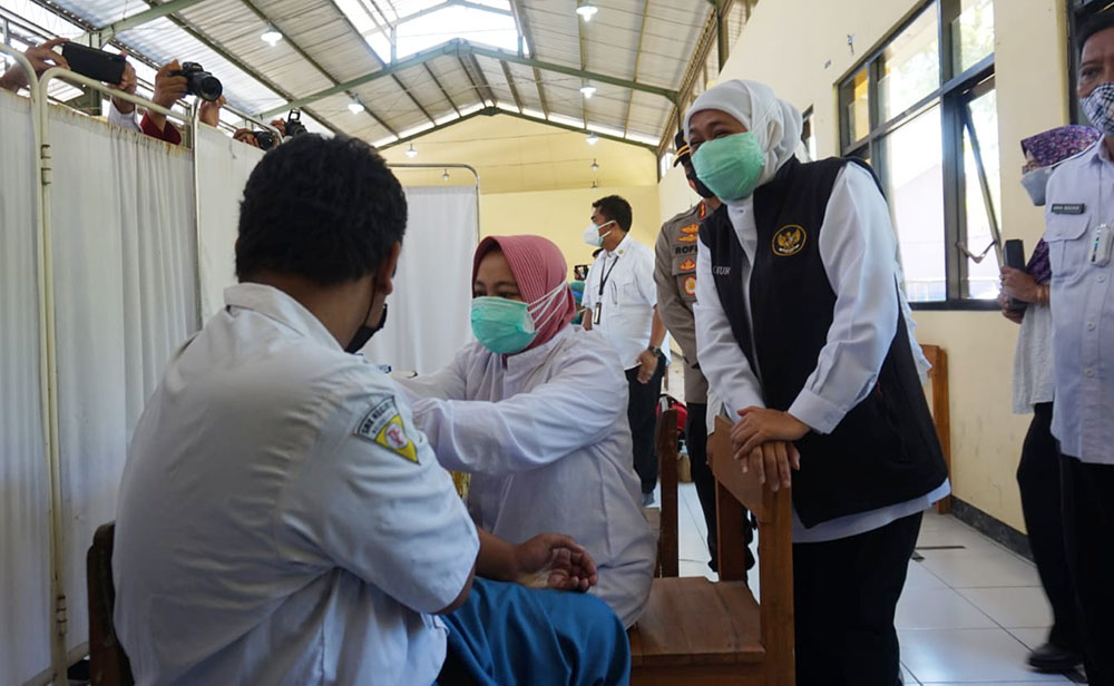 Gubernur Jatim Khofifah didampingi Wali Kota Mojokerto Ika Puspitasari saat memantau vaksinasi di SMKN 1 Kota Mojokerto.