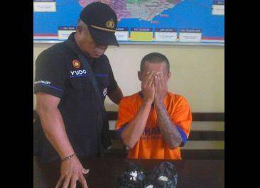 Tersangka bersama barang bukti saat diamankan di mapolres Kediri. (foto: dendi martoni/BANGSAONLINE)