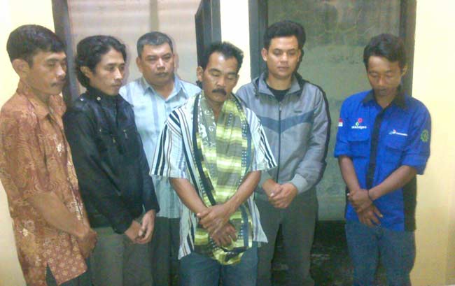 Para tersangka saat dikeler ke Mapolres Jombang untuk diperiksa. foto: ROMZA/ BANGSAONLINE