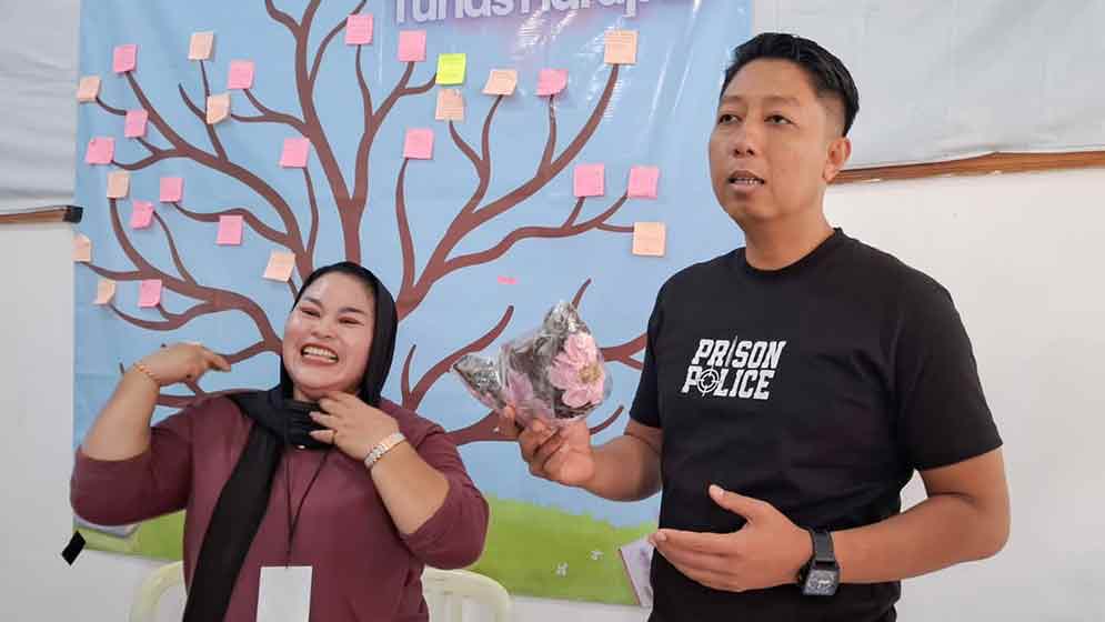 Manda Handayani selaku pemilik sekaligus CEO kerajinan rajut dan Kalapas Kediri, Solichin. (Ist)