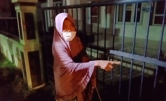 Seorang nenek yang nekat menutup pagar Puskesmas pembantu atau Pustu Jrebeng Lor di Kecamatan Kedopok, Kota Probolinggo.