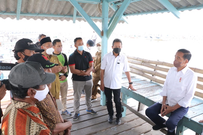 Presiden Jokowi saat menyapa nelayan Lumpur di Bale Purbo, Kelurahan Lumpur, Kecamatan Gresik. foto: SYUHUD/BANGSAONLINE.com