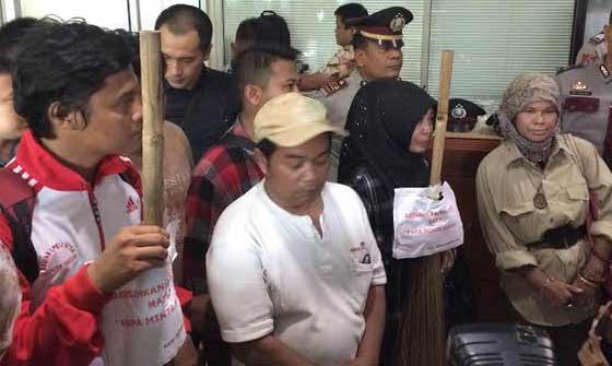 BAWA SAPU: Sejumlah orang membawa sapu mendatangi ruang (MKD) DPR, kemarin (30/11) mendesak agar MKD gelar sidang terbuka kasus Setya Novanto. foto: merdeka