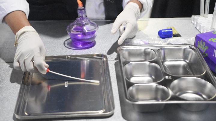 Tampak petugas laboratorium menguji sampel ompreng makanan bergizi gratis (MBG) di Satuan Pelayanan Pemenuhan Gizi (SPPG) Samarinda Ulu 2 di Samarinda, Kalimantan Timur(27/8/2025). Pengujian ompreng tersebut sebagai respon terhadap infomasi yang menyebutkan bahwa ompreng yang berasal dari Chaoshan, China, mengandung bahan-bahan berbahaya dan minyak babi. Foto: Antara/M Risyal Hidayat/Tempo