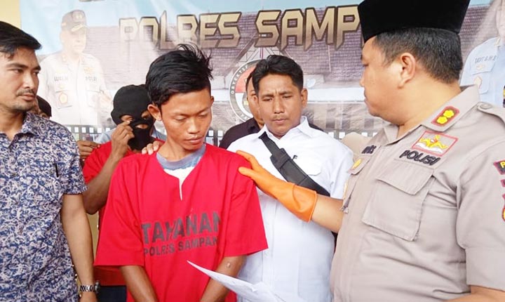 Kapolres Sampang, AKBP Didit Bambang Wibowo Saputra ketika menginterogasi salah satu pelaku pemerkosaan saat rilis pers.