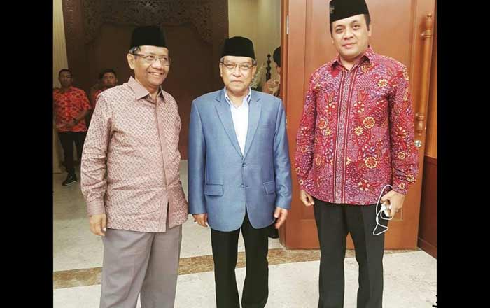Firman Syah Ali (kanan), KH Said Aqil Siraj (tengah), dan Mahfud MD (kiri). Foto: istimewa