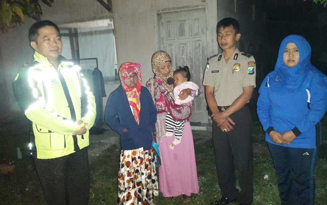 Kapolsek Kertosono Kompol Abraham Sissik, saat di kediaman Maya, didampingi ibu dan bidan desa sebelum berangkat ke RSUD Dr Soetomo Surabaya. 