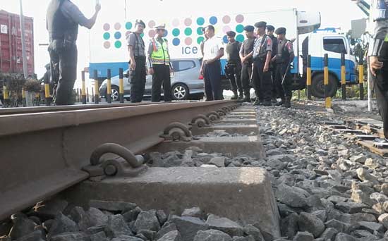 CEK - Jajaran Satlantas Polres Probolinggo bersama PT Kereta Api Indonesia (KAI) melakukan survei kondisi sejumlah pelintasan rel KA. [ft:andi sirajudin/BANGSAONLINE]