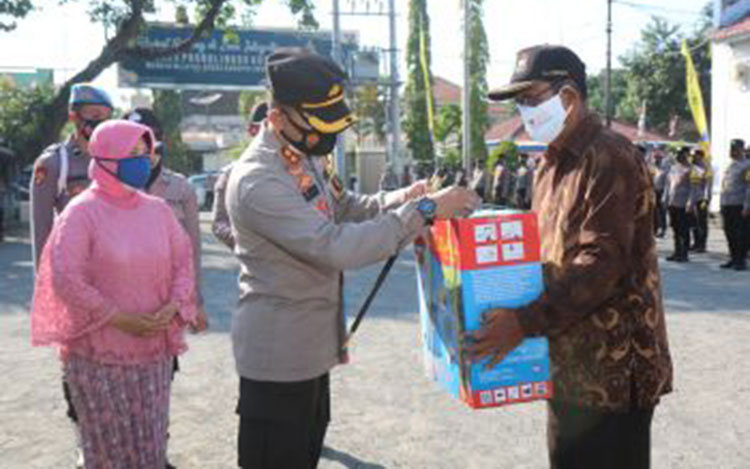 Bantuan diserahkan secara simbolis saat apel di halaman Mapolres Probolinggo Kota. (foto: ist)