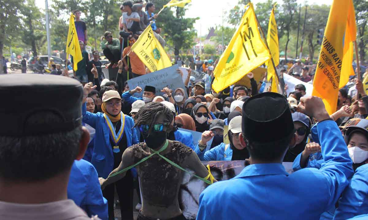 PMII Probolinggo saat menggelar demo di kantor bupati.