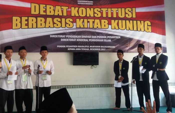 Suasana ajang debat yang mengantar santri Tebuireng juara tingkat II nasional. Foto: istimewa