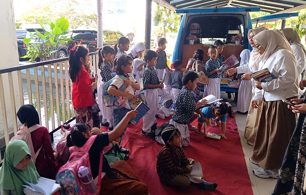 Pemkot Surabaya menambah 4 armada layanan mobil perpustakaan keliling dengan menggunakan kendaraan listrik. Foto: Hms