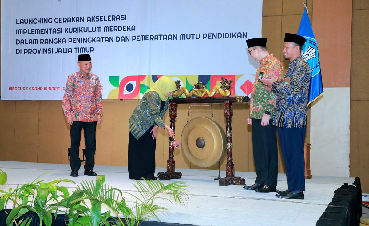 Gubernur Jawa Timur Khofifah Indar Parawansa saat me-launching Gerakan Akselerasi Implementasi Kurikulum Merdeka (IKM) di Ballroom Hotel Mercure Grand Mirama, Kamis (3/11/2022).