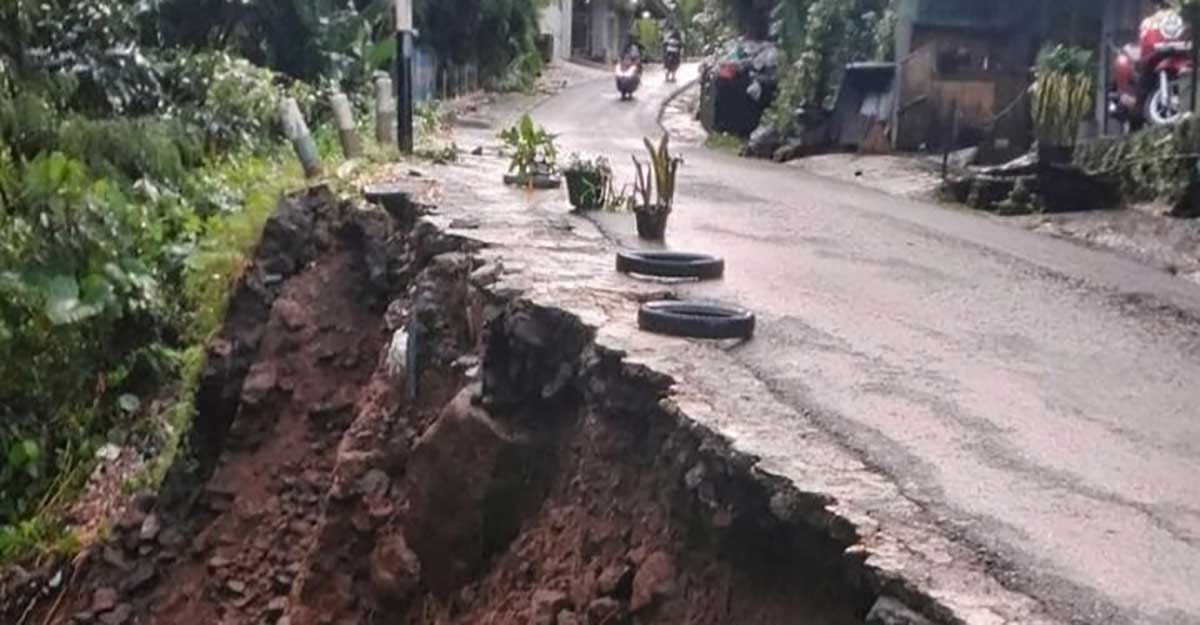 TPT atau tembok penahan tanah yang longsor akibat hujan deras. 