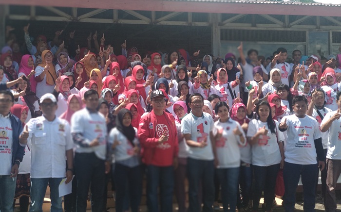 Johan Budi saat melakukan sosialisasi dengan SPSI di kawasan Pantai Teleng Ria Pacitan. Foto: YUNIARDI SUTONDO/BANGSAONLINE