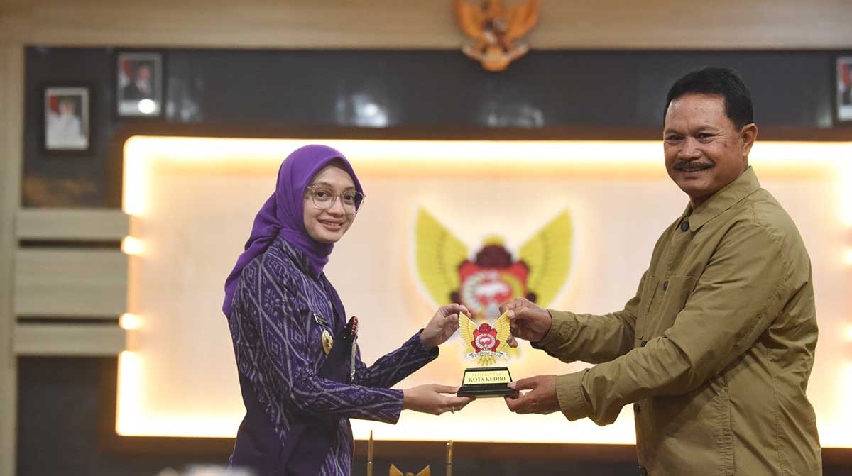 Wali Kota Kediri saat menyerahkan cendera mata kepada Wali Kota Madiun. Foto: Ist