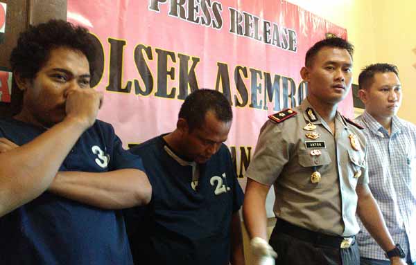 Kapolsek Asemrowo Kompol Anton bersama dua tersangka sabu. foto: ekoyono/ BANGSAONLINE