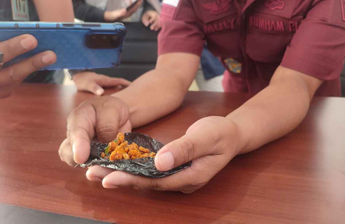 Petugas Lapas Blitar saat menunjukkan barang bukti berupa pil jenis dobel L. 