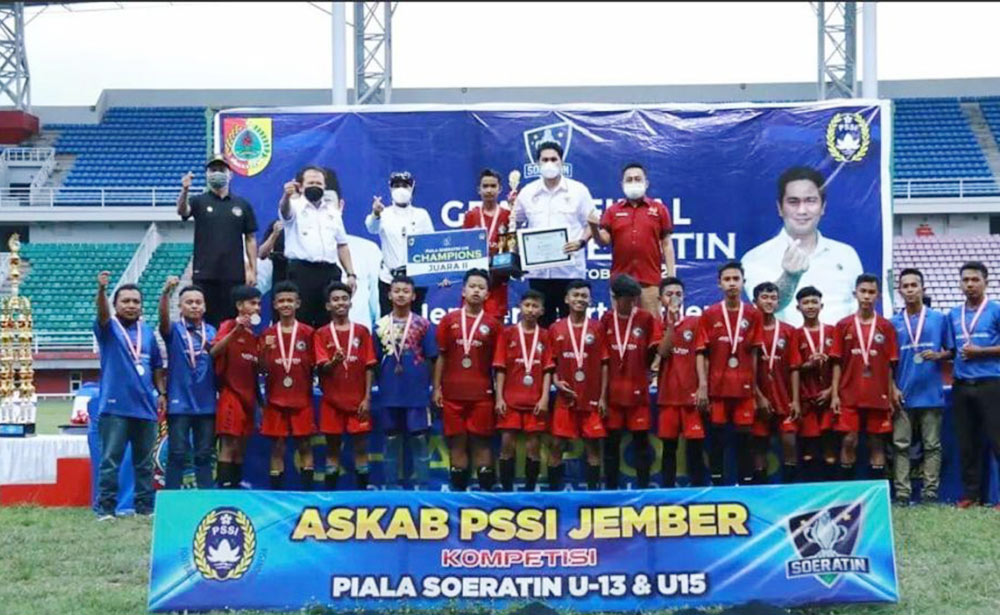 Para pemain Pordes Kalisat FC foto bersama di atas podium usai penyerahan Piala Soeratin.