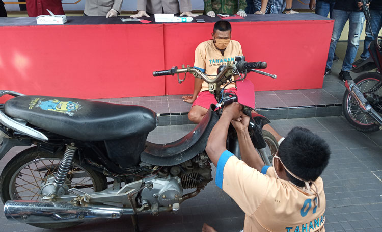Tersangka Juwanto mempraktikkan caranya untuk menggondol motor. 