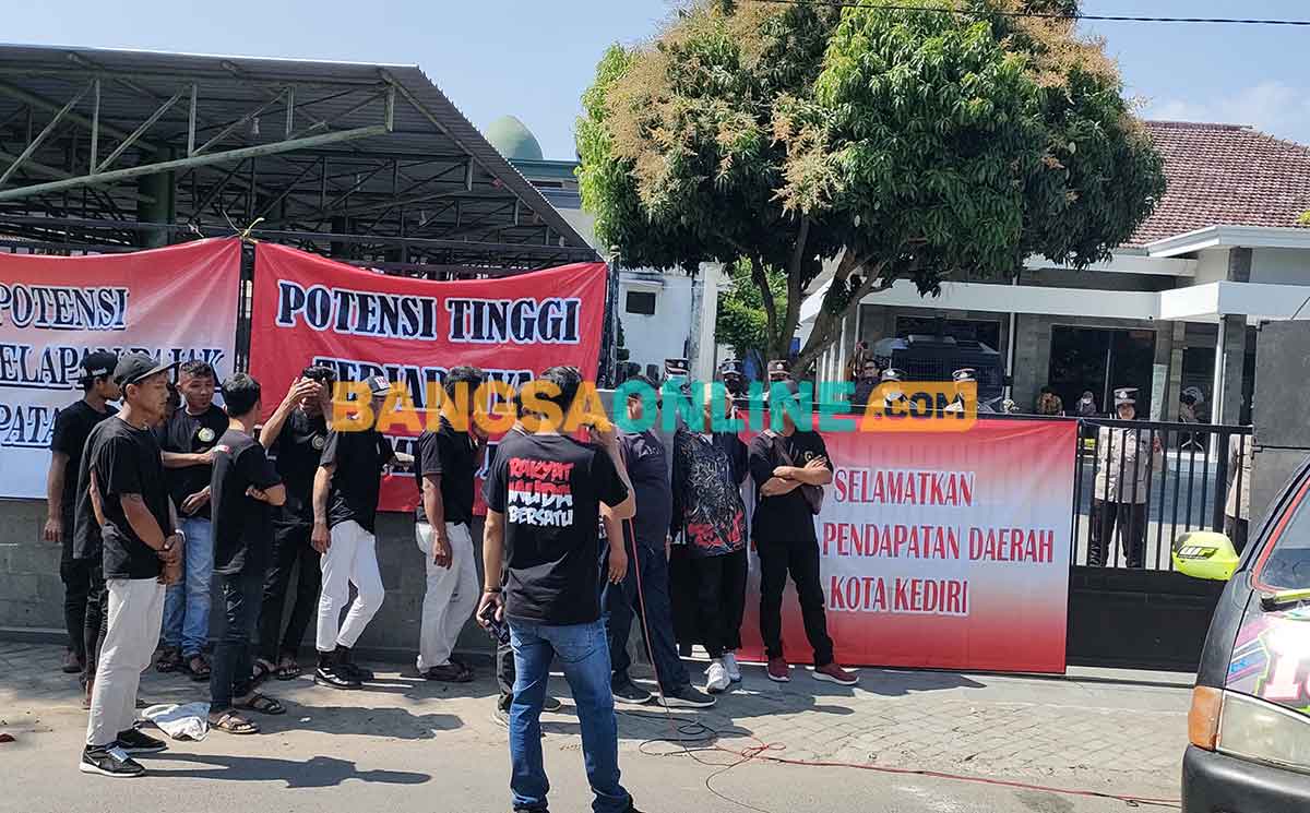 Belasan orang yang tergabung dalam LSM Aliansi Gabungan Kediri saat menggelar aksi demo di kantor DPKP. Foto: MUJI HARJITA/ BANGSAONLINE