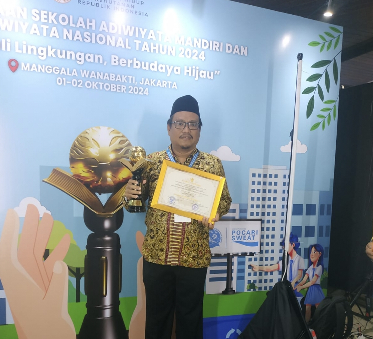 Kepala MAN 1 Tuban, Ahmad Hudan saat menerima penghargaan di acara Festival Adiwiyata Nawasena 2024