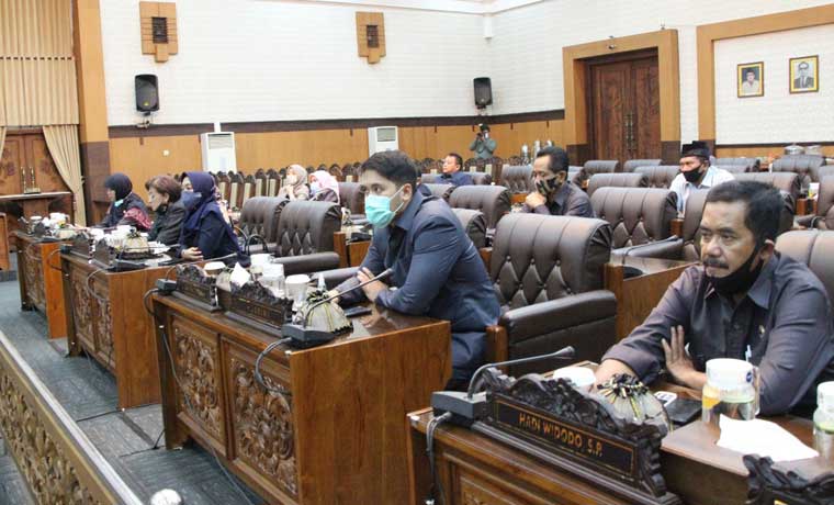Anggota DPRD Banyuwangi dalam rapat paripurna.
